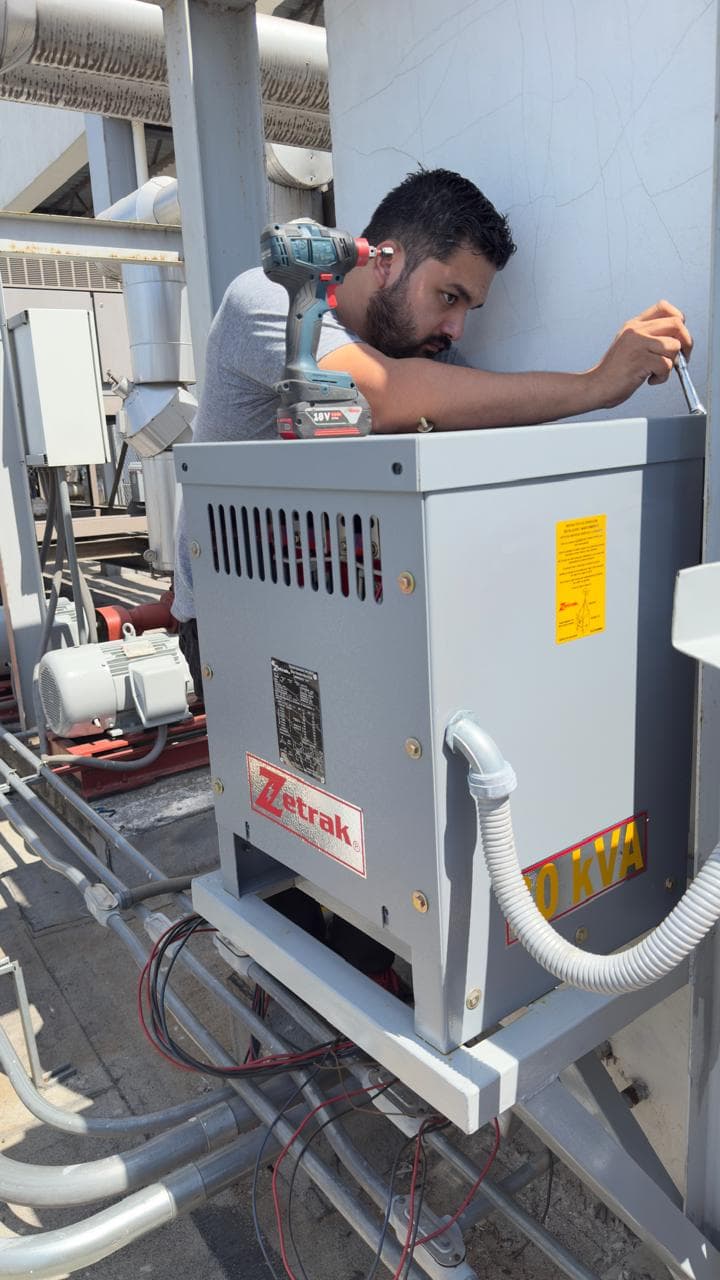 INCOELEMEC realizando construcción eléctrica en equipo instalado sobre azotea técnica industrial.