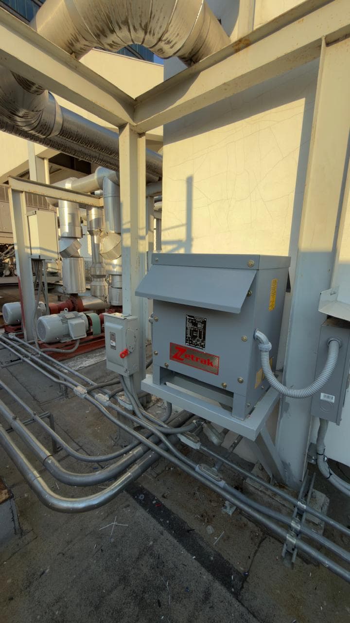 INCOELEMEC ejecutando construcción eléctrica con canalización, transformador y trayectorias en sitio industrial.