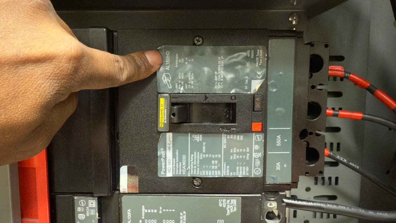 INCOELEMEC realizando mantenimiento eléctrico y verificación de interruptor en tablero de baja tensión.