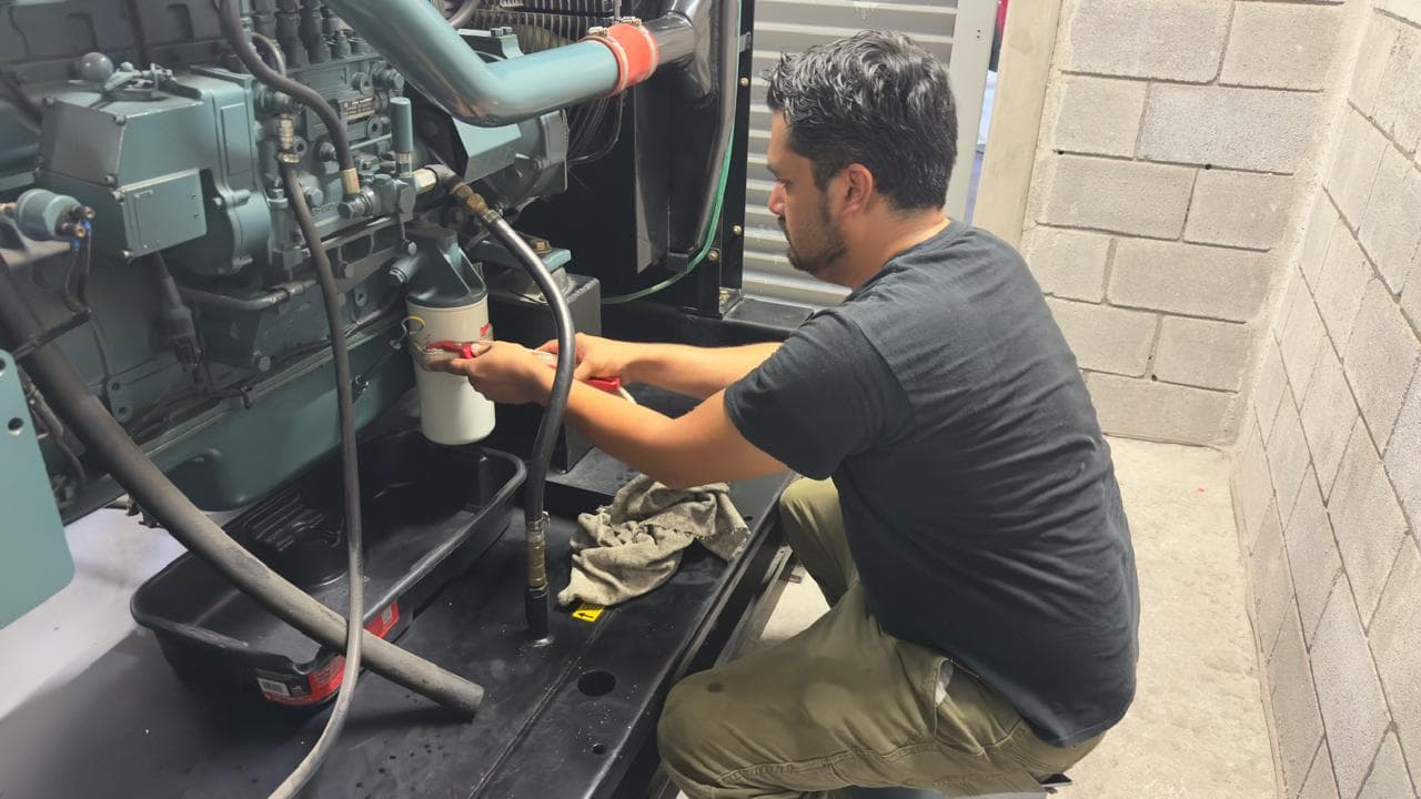 INCOELEMEC realizando mantenimiento y cambio de filtro en planta de emergencia industrial.