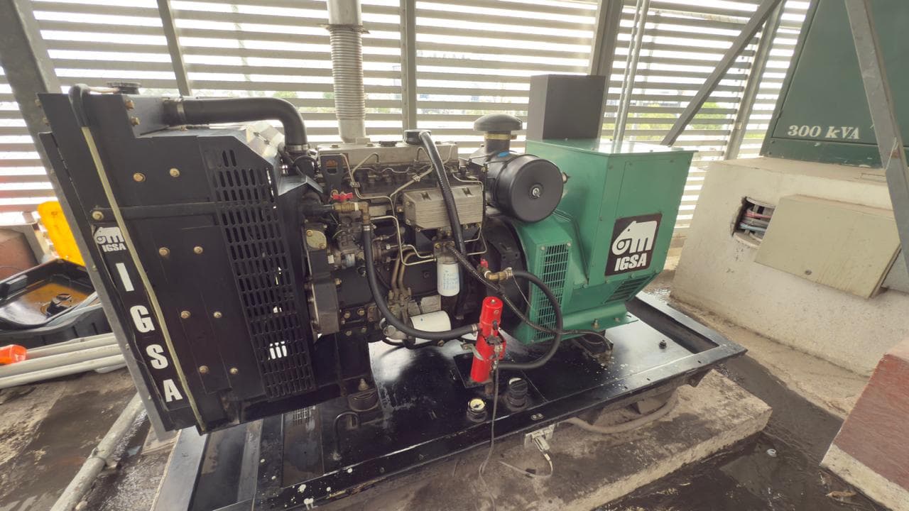 INCOELEMEC mostrando planta de emergencia industrial de 300 kVA en sitio.