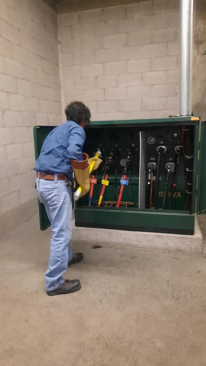 INCOELEMEC revisando transferencia eléctrica asociada a planta de emergencia.